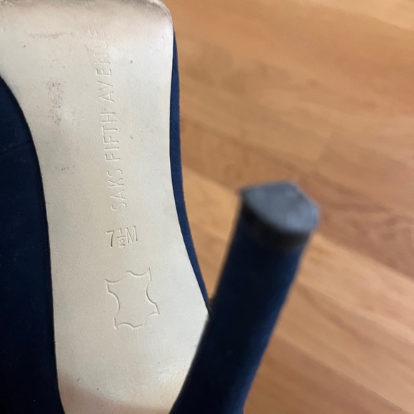 Saks Fifth Avenue navy heels 7.5 - Picture 4 of 4